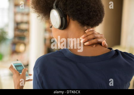 Woman listening to headphones Banque D'Images