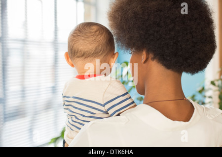 Mother holding baby boy Banque D'Images