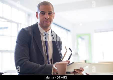 Businessman using digital tablet Banque D'Images