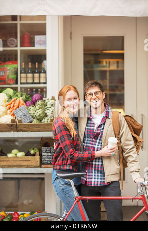 Couple hugging on city street Banque D'Images