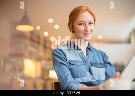 Woman in cafe menu Banque D'Images