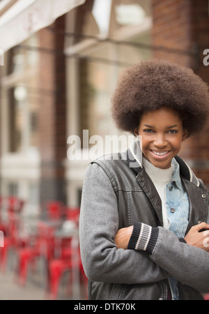 Woman smiling on city street Banque D'Images