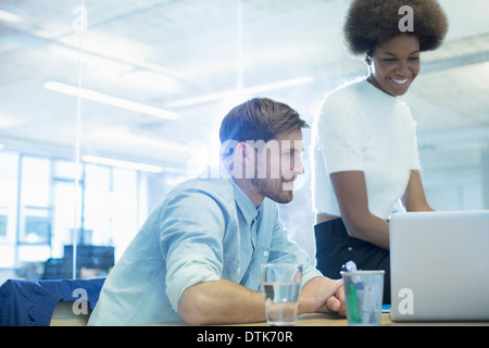 Business people using laptop in office Banque D'Images