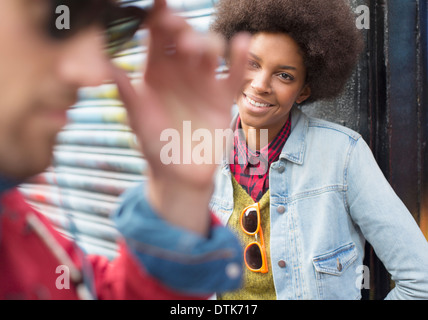 Couple talking on city street Banque D'Images