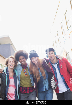 Friends Standing together on city street Banque D'Images