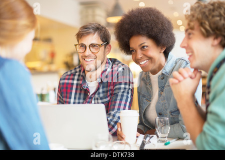 Les amis de boire du café ensemble dans cafe Banque D'Images