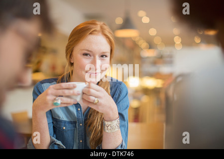 Friends enjoying coffee in cafe Banque D'Images