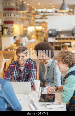 Friends talking in cafe Banque D'Images