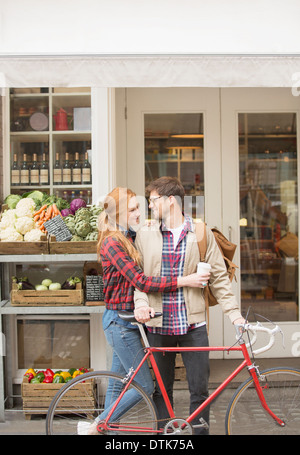 Couple hugging on city street Banque D'Images