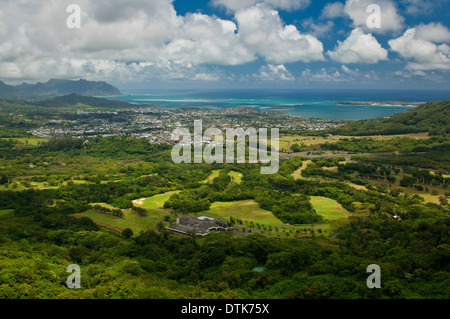 À l'extérieur, vers le Pali Kaneohe Banque D'Images
