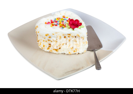 Gâteau en forme de cœur sur la plaque isolé sur fond blanc avec clipping path Banque D'Images