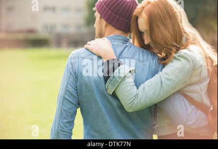 Couple hugging in park Banque D'Images