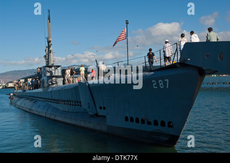 Les touristes à bord du sous-marin USS Bowfin, Pearl Harbor, Oahu, Hawaii Banque D'Images