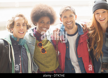 Friends smiling together outdoors Banque D'Images