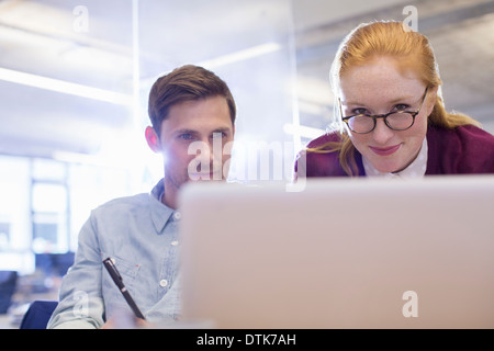 Business people using laptop in office Banque D'Images