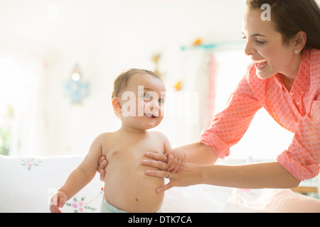 Mother helping baby boy à pied Banque D'Images