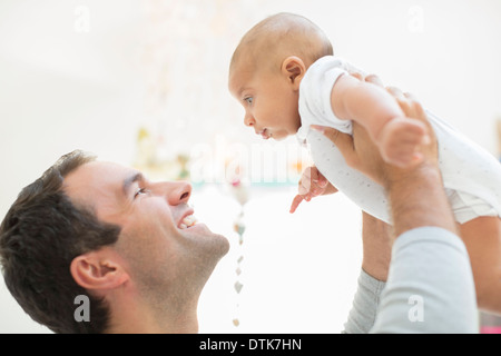 Père jouant avec baby boy Banque D'Images