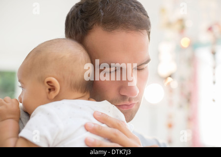 Père holding baby boy Banque D'Images