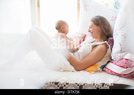 Mère jouant avec baby boy Banque D'Images