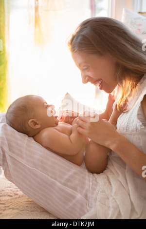 Mère jouant avec baby boy Banque D'Images