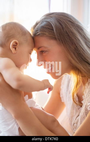 Mother touching front avec baby boy Banque D'Images