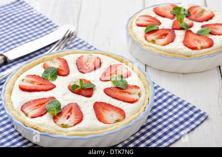 Tarte aux fraises à la ricotta le remplissage dans le plat de cuisson sur fond de bois Banque D'Images