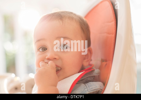 Baby Boy de manger dans une chaise haute Banque D'Images