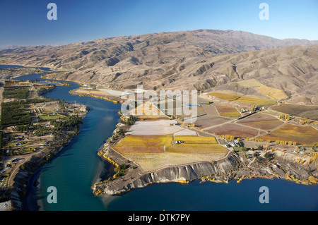 Carrick Vignobles et Lake Dunstan, Bannockburn, Central Otago, île du Sud, Nouvelle-Zélande - vue aérienne Banque D'Images