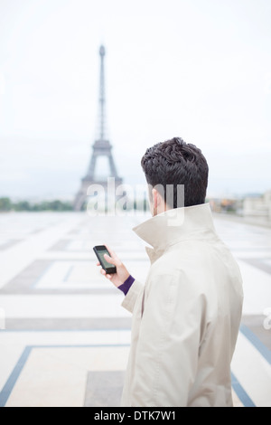 Businessman admiring Tour Eiffel, Paris, France Banque D'Images