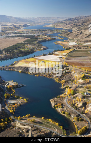 Carrick Vignobles et Lake Dunstan, Bannockburn, Central Otago, île du Sud, Nouvelle-Zélande - vue aérienne Banque D'Images