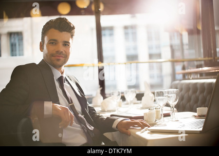 Businessman smiling in restaurant Banque D'Images