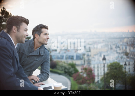 Les hommes d'affaires avec vue sur paysage urbain, Paris, France Banque D'Images