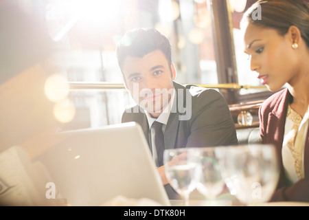 Businessman smiling in restaurant Banque D'Images