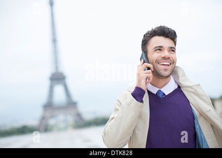 Businessman talking on cell phone par Eiffel Tower Banque D'Images