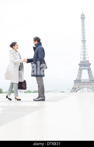 Business people près de Eiffel Tower, Paris, France Banque D'Images