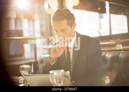 Businessman using digital tablet in restaurant Banque D'Images