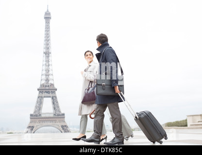 Les gens d'affaires avec des valises en passant par la Tour Eiffel, Paris, France Banque D'Images