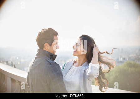 Couple hugging on balcon urbain Banque D'Images