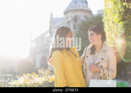 Des femmes qui parlent en parc urbain Banque D'Images