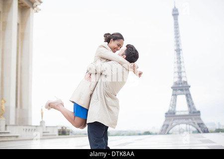 Couple hugging près de Eiffel Tower, Paris, France Banque D'Images