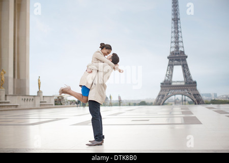 Couple hugging près de Eiffel Tower, Paris, France Banque D'Images