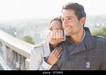 Couple hugging outdoors Banque D'Images