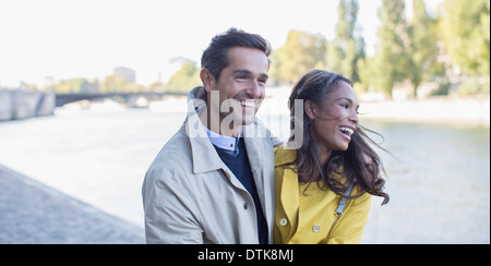 Couple walking along Seine River, Paris, France Banque D'Images