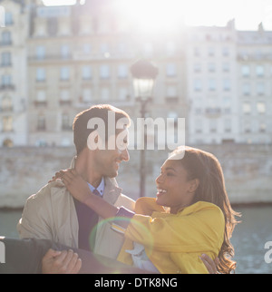 Man holding amie le long de la rivière Seine, Paris, France Banque D'Images
