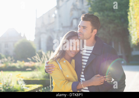 Couple hugging in urban park Banque D'Images