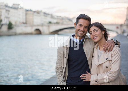 Couple walking along Seine River, Paris, France Banque D'Images