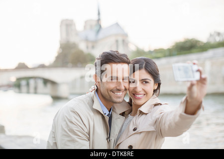 Couple taking self-portrait sur Seine près de Notre Dame, Paris, France Banque D'Images