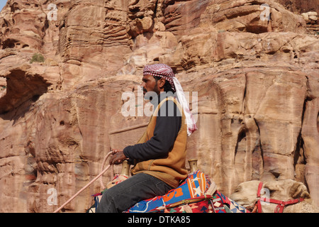 L'homme monté sur un chameau bédouin à Petra Jordanie Site du patrimoine mondial de l'UNESCO Banque D'Images