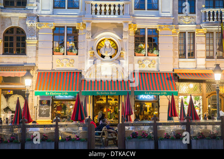 La Chaloupe D'Or - Le Soulier d'or restaurant à Grote Markt (la Grand Place) dans le centre de Bruxelles la nuit Banque D'Images