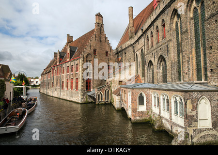 Bateaux de touristes se préparer pour une balade sur les canaux de Bruges en Belgique Banque D'Images